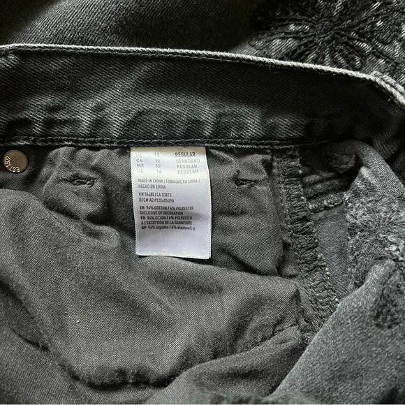 American Eagle Embroidered Mom Jean - Picture 4 of 9